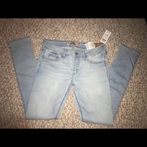 Hollister size 3 short sKinny BNWT *small stain